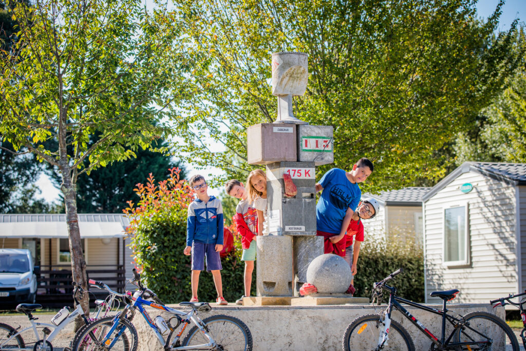 Les enfants au camping les bruyères à sainte eulalie en born