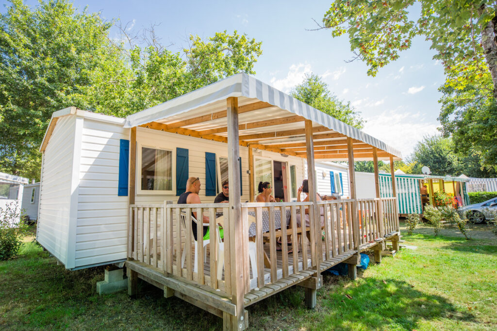 mobil-home et terrasse au camping Les Bruyères à Mimizan