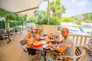 Repas en famille au restaurant du camping proche de Mimizan